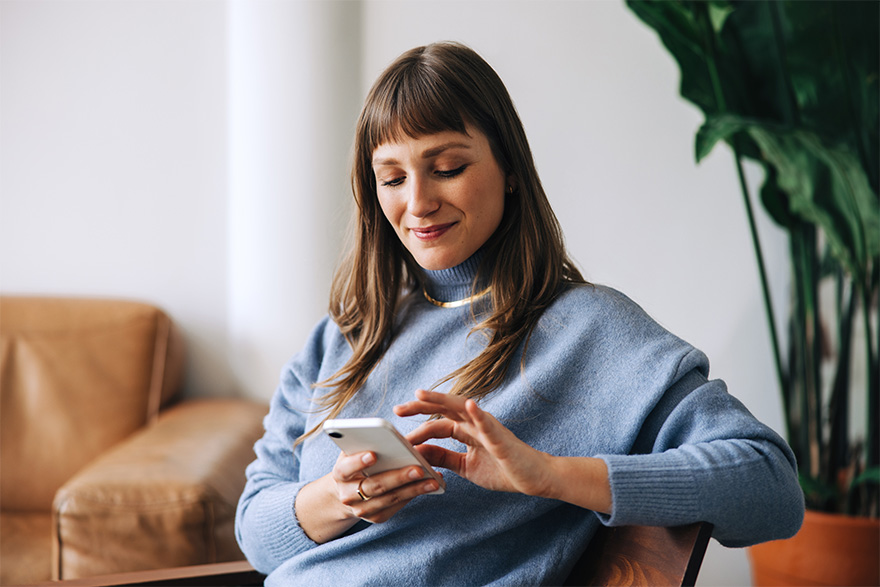 Une jeune femme tenant son téléphone